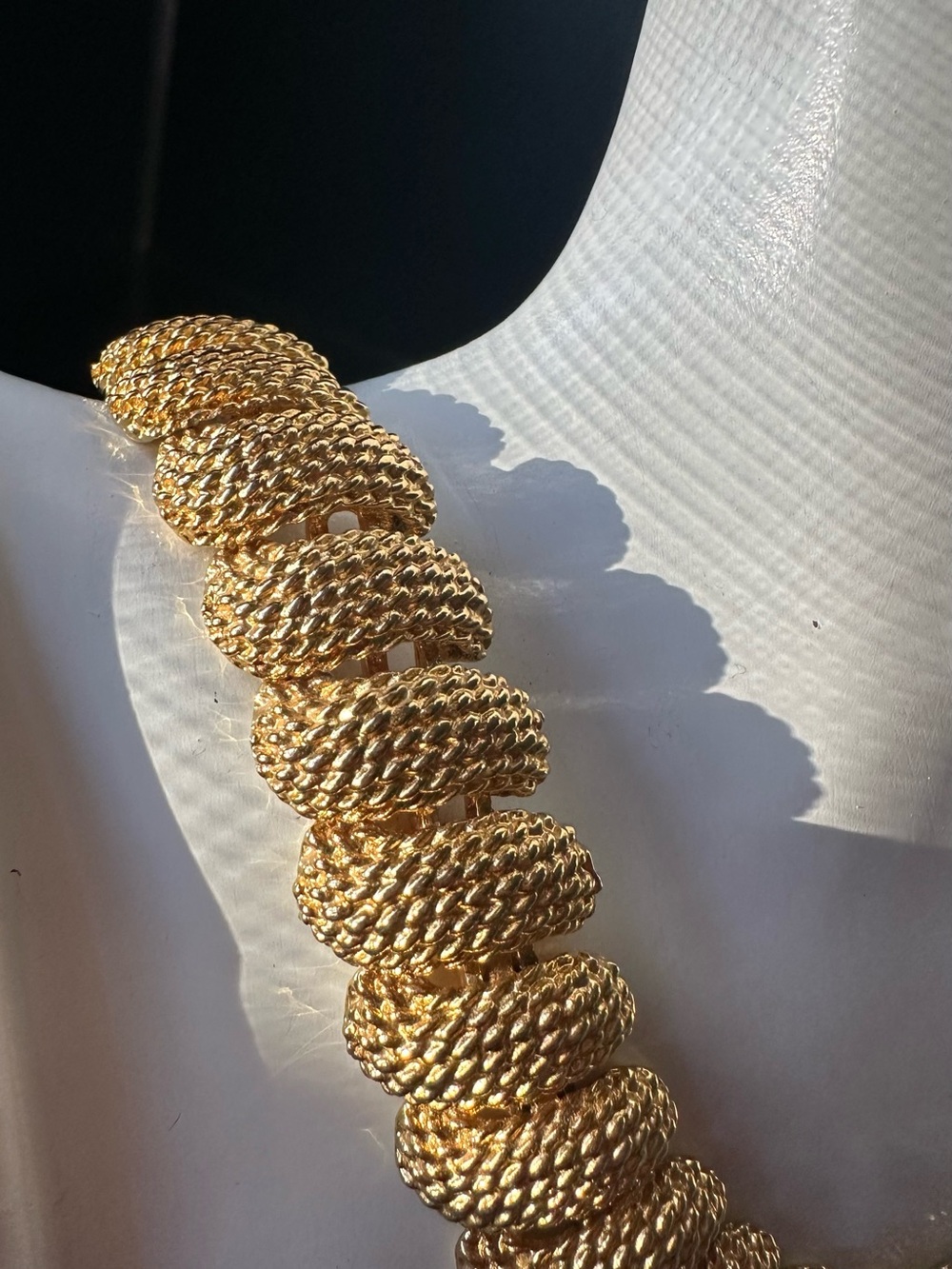 NAPIER Signed  Vintage 1980’s Gold-Tone Textured Link Chunky Necklace Over Clasp - Picture 3 of 17